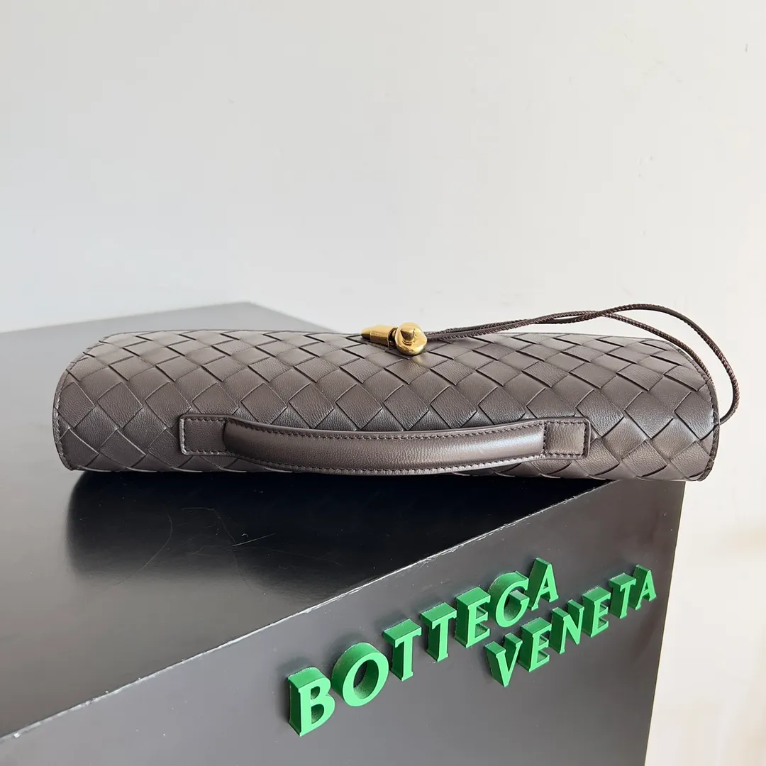 The batch of 1360 BV Andiamo evening handbags has been heavily planted again~ The designer aesthetics in the era of economic downturn are back. I fall in love with it at first sight and can't put it down. It's so beautiful and full of aura. The shape and texture are very competitive. It's light in weight and has sufficient capacity. It's a must-have for fashionistas. It's suitable for many occasions, minimalist, high-end and light luxury. Model No.: 741511 Size: 31*13*3cm
